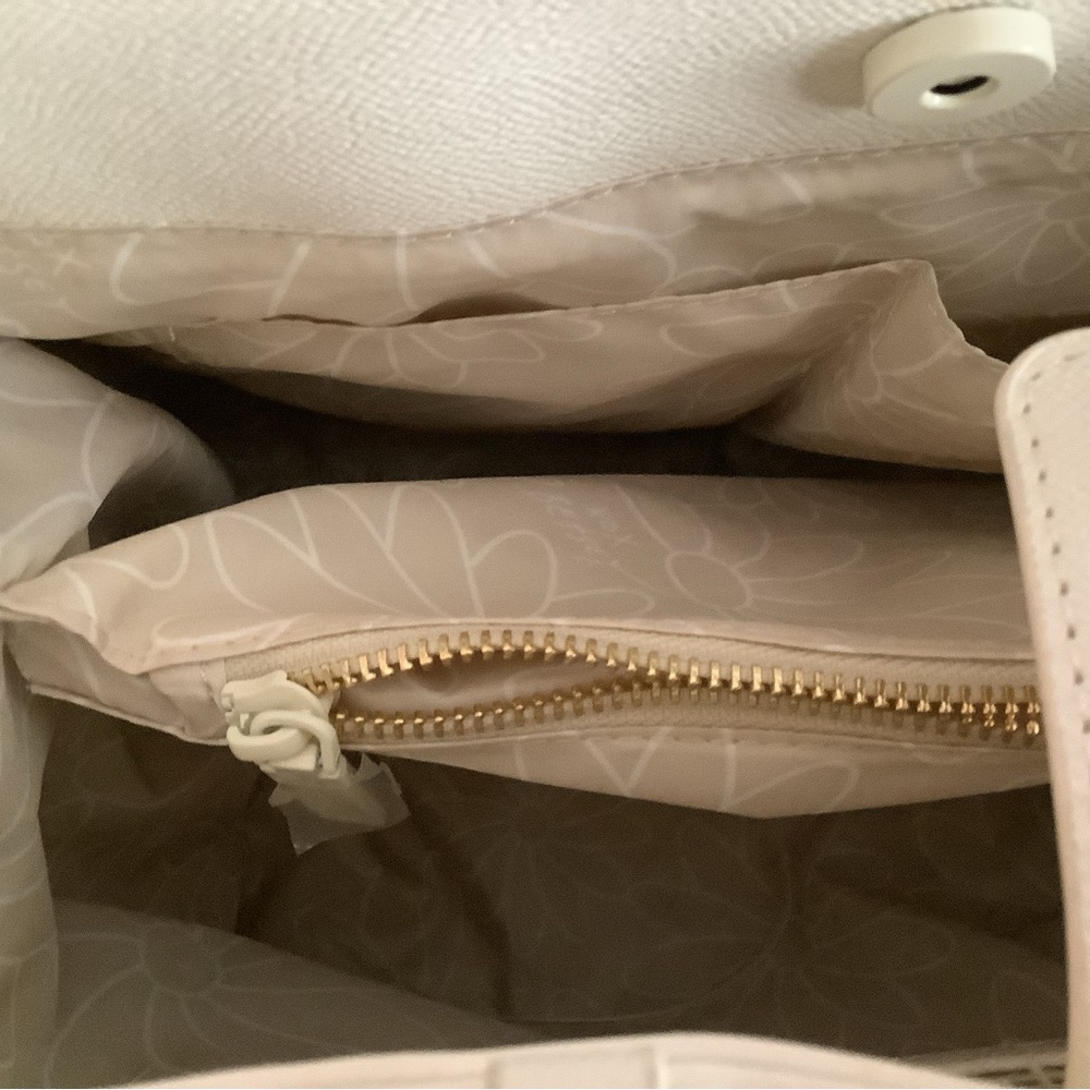 Betsey Johnson Blue XOBECA quilted blue and cream daisy butterfly tote - Picture 7 of 12